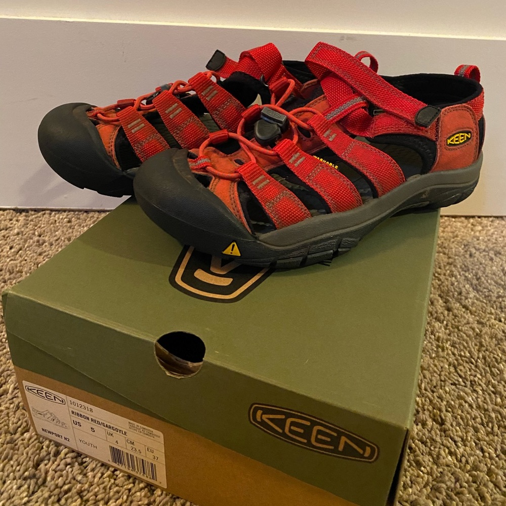 Kids Keen’s size 5